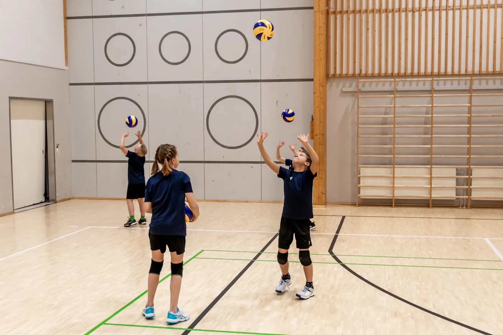 Kolme junioripelaajaa harjoittelemassa sormilyöntiä