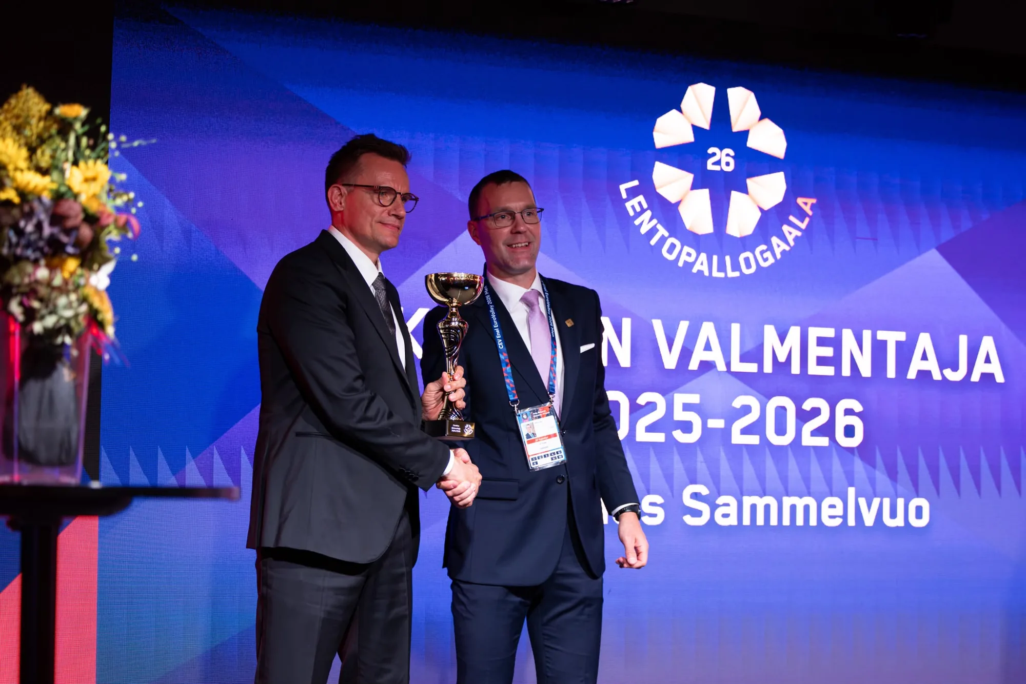 Tuomas Sammelvuo vastaanottaa kauden valmentajan palkinnon Lentopallogaalassa